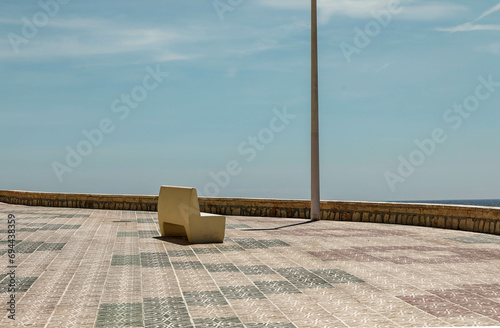 Fototapeta Naklejka Na Ścianę i Meble -  Ławeczka z widokiem na morze śródziemne