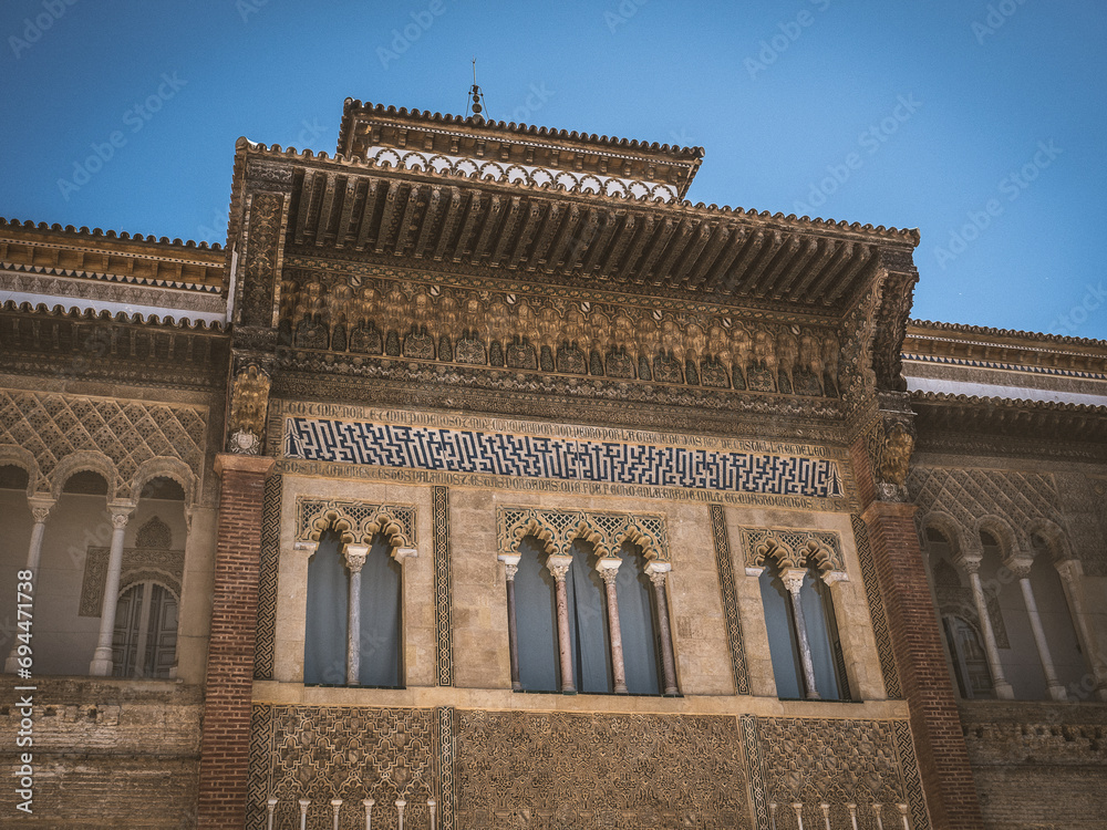Fachada principal mudéjar del Palacio de Pedro I en los Reales Alcázares de Sevilla, Andalucía, España.