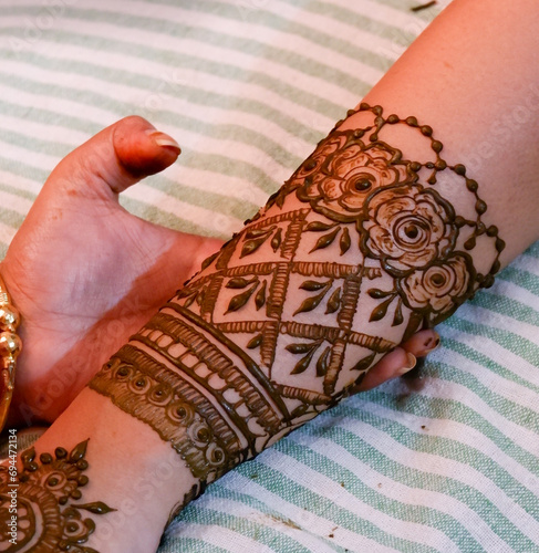 henna on hands