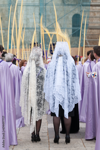 Vista de los fieles en la procesión del domingo de ramos en semana santa, Palencia, castilla y leon, españa.