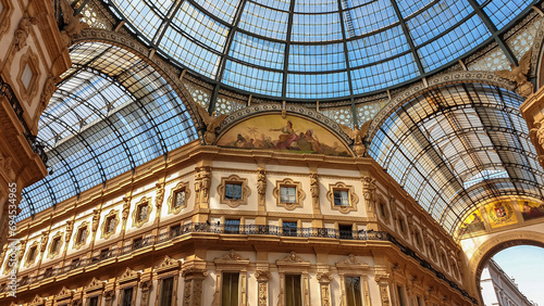 Fotografía Beautiful ceiling of the shopping mall Galleria Vittorio Emanuele II, an historic shopping mall in the city centre of Milan, Lombardy, Italy, Europe