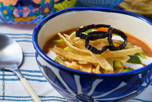 フリホーレスを使ったメキシコのスープ　ソパ・タラスカ　コピースペースあり 
Mexican soup using frijoles, Sopa Tarasca with copy space 
 photo