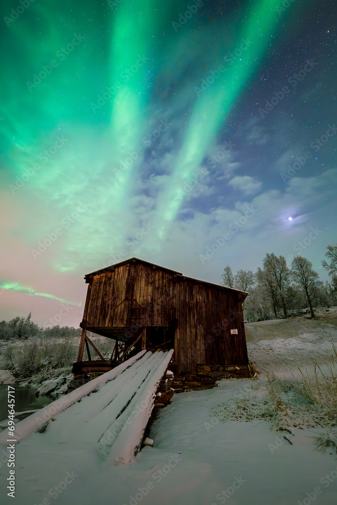 Stary drewniany budynek, na tle zorzy polarnej w Norwegii - obrazy, fototapety, plakaty 