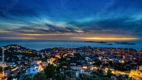 Crépuscule sur les îles de Marseille