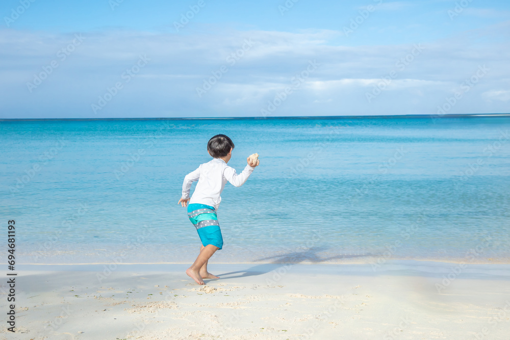 砂浜で遊ぶ子ども children playing on the sandy beach 砂浜で遊ぶ子ども children playing on the sandy beach