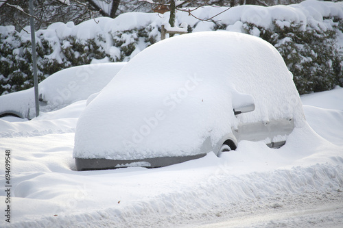 Cars thickly covered in a thick coating of snow © NetPix