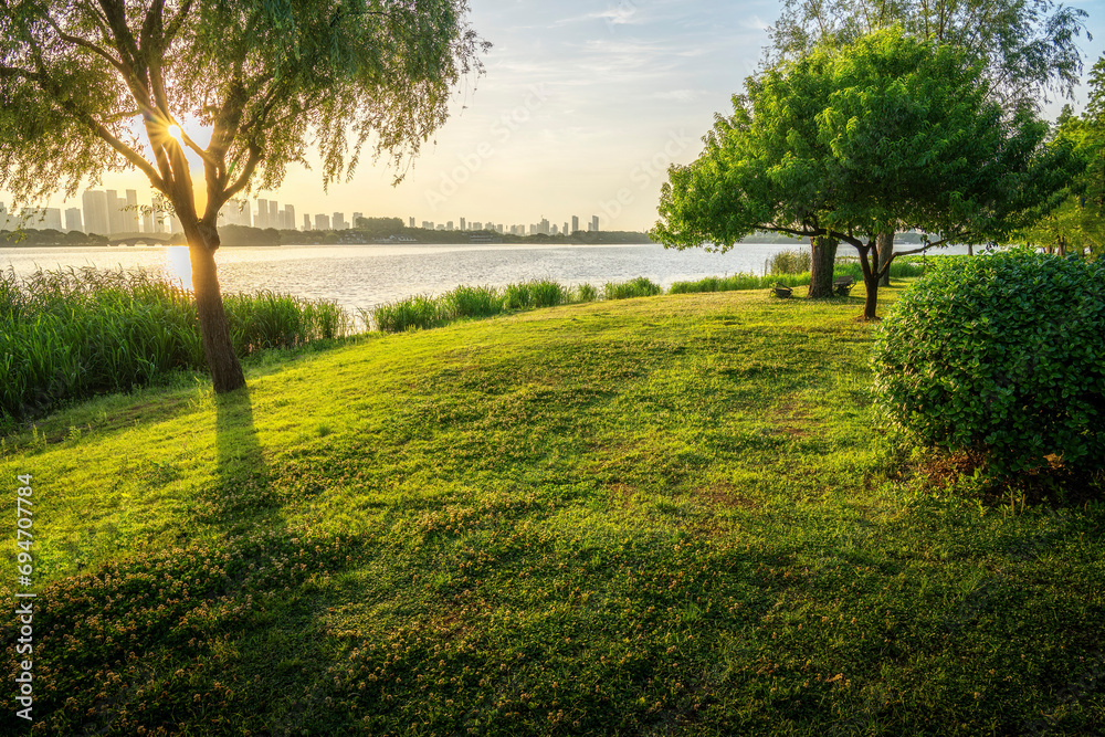 Obraz premium Beautiful city park with lake, trees and mountains