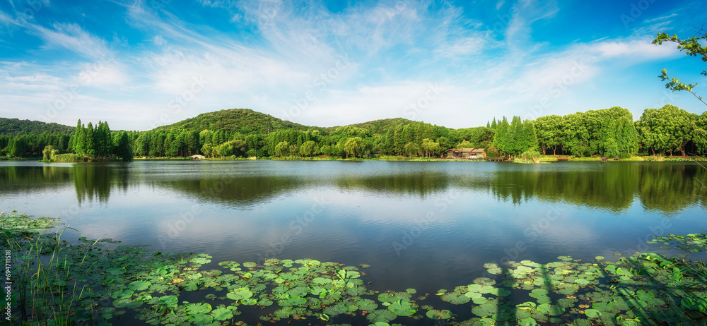 Obraz premium Beautiful city park with lake, trees and mountains