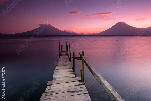 volcanes de Atitlán 3537 m. y San Pedro 3020 m. lago de Atitlán,departamento de Sololá , República de Guatemala, América Central