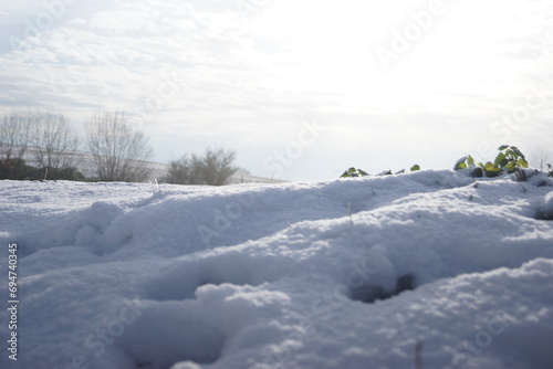 Schnee und blauer Himmel