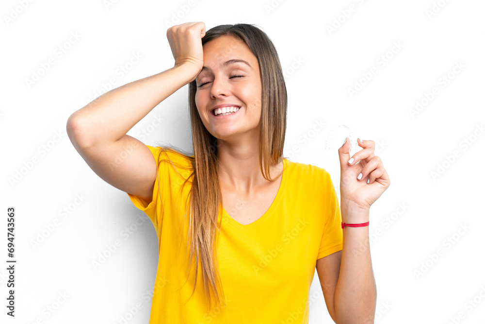 Obraz premium Young caucasian woman holding invisible braces isolated on white background has realized something and intending the solution