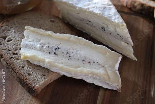 Tableau sur toile Brie aux truffes, fromage truffé, terroir de France