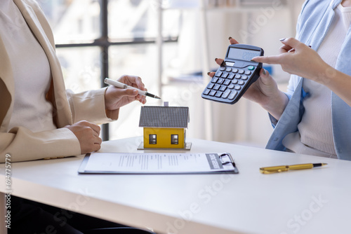 Tableau sur toile Real estate brokerage agent Deliver a sample of a model house to the customer bu