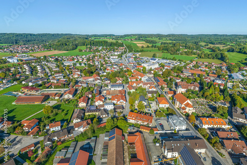 Die Ortschaft Feldkirchen im oberbayerischen Landkreis Rosenheim von oben