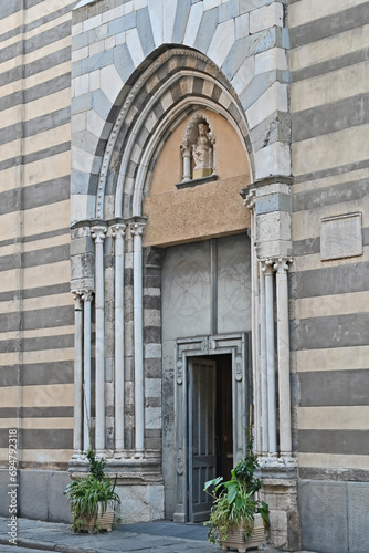 Albenga, il portale della Chiesa di Santa Maria in Fontibus - Liguria