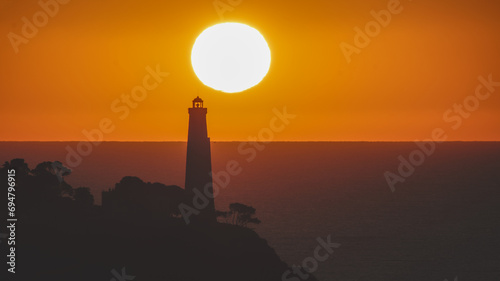 Coucher de soleil en bord de mer sur le phare de la presqu'île du Cap Ferrat depuis le Cap de Nice