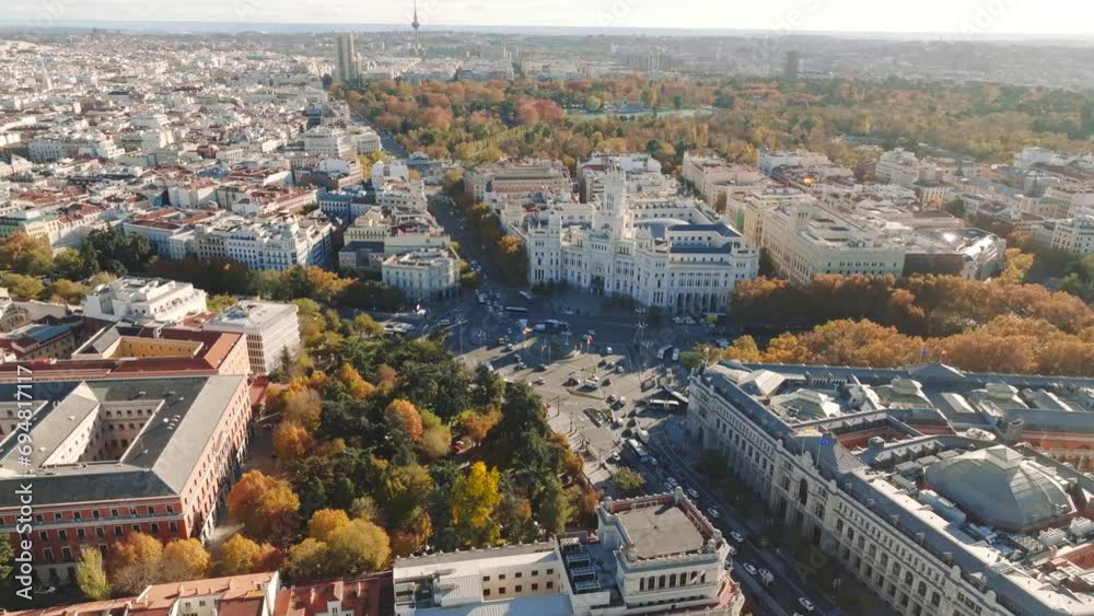 Plano aéreo de zona céntrica de ciudad. Edificios y tráfico en Gran Vía, Madrid. Plaza de Cibeles. Parque El Retiro. Grabado con dron 4K.	