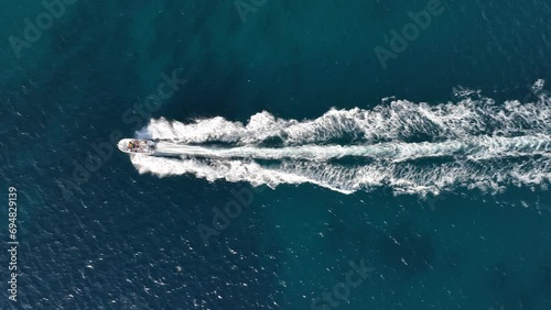 Vista cenital de un barco a gran velocidad photo