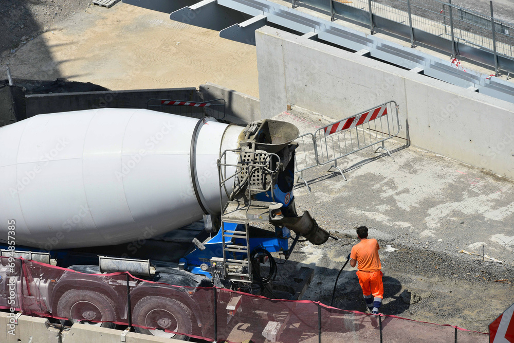 Naklejka premium operaio addetto a una betoniera durante la costruzione di un viadotto