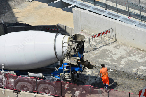 operaio addetto a una betoniera durante la costruzione di un viadotto