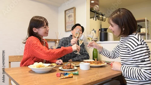 乾杯する男女