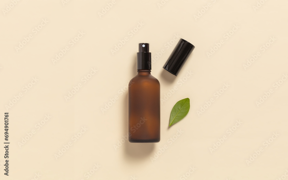 Naklejka premium Flacon pulvérisateur de parfum vide en verre poli