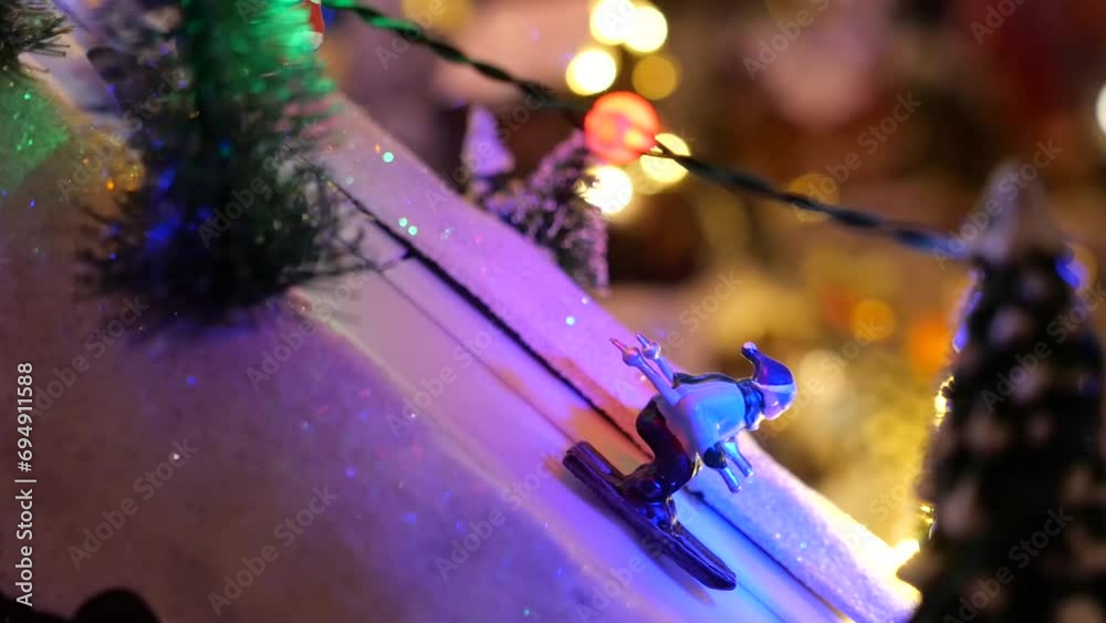 Village de Noel animé avec des skieurs en jouet