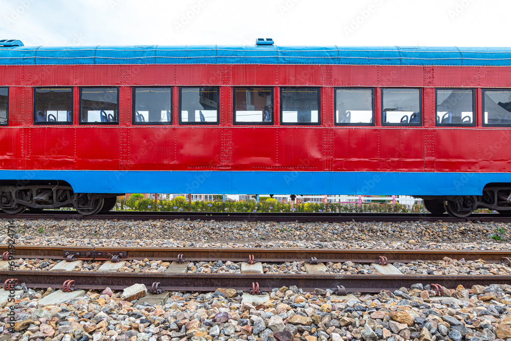Fototapeta premium Tren antiguo en sobre las vías férreas en Colombia 