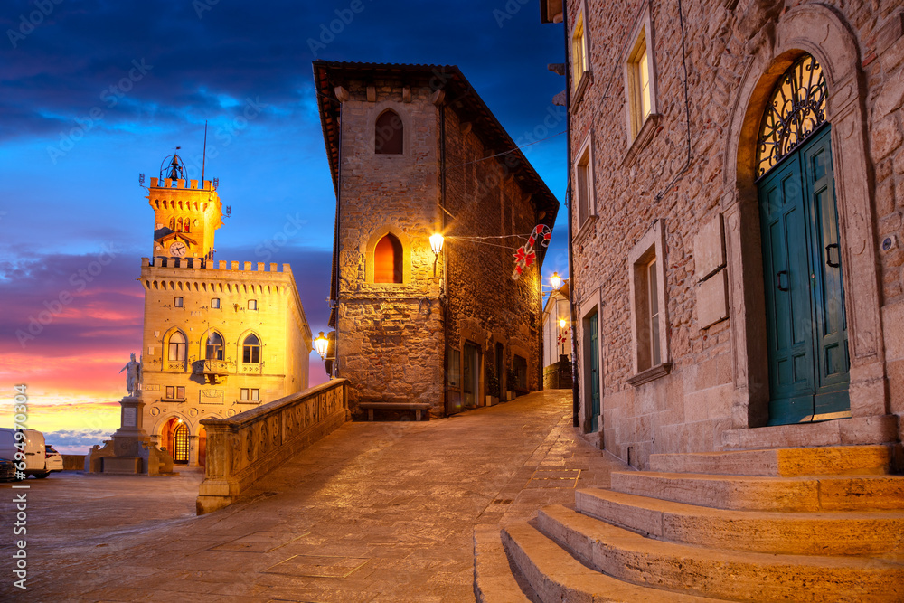 Obraz na płótnie San Marino, Republic of San Marino, Italy. Cityscape image of old town San Marino, Italy with Piazza della Liberta at beautiful autumn sunset. w salonie