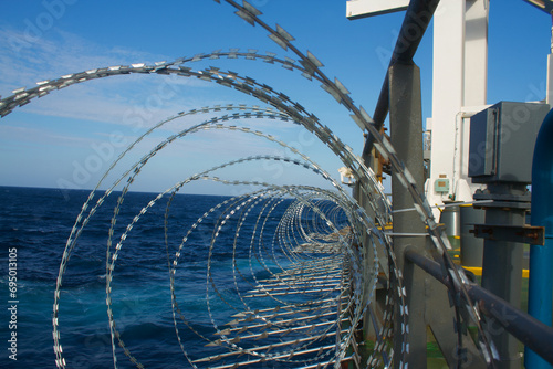 Foto Vessel hardening done with razor wire and spikes