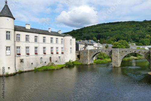 Le pont-vieux et le château de Brassac de Castelnau sur la rive droite de la rivière à Brassac-sur-Agoût  photo