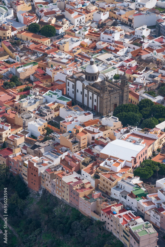 Fotografía aérea del pueblo de Agüimes y Parroquia de San Sebastián en la isla de Gran Canaria