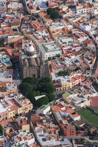 Fotografía aérea de la iglesia de San Sebastián y pueblo de Agüimes en la isla de Gran Canaria