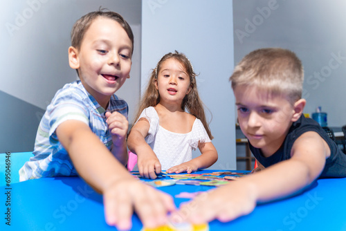Foto Explorative process Kindergarten students in classroom playing cognitive game ac