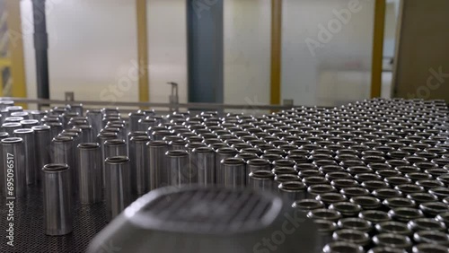 The moment when cans queue up on the conveyor in a fully automated tin beverage can manufacturing factory