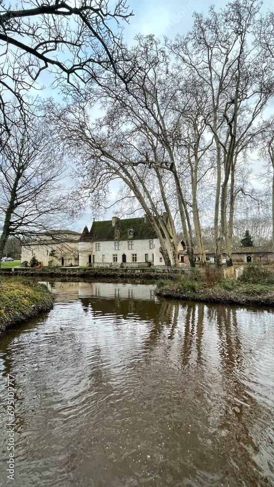 river in the park Château Cayac Gradignan, pèlerinage St Jacques Compostelle 