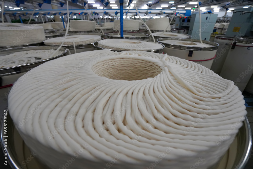 The cotton slivers in the spinning workshop are in a spinning factory