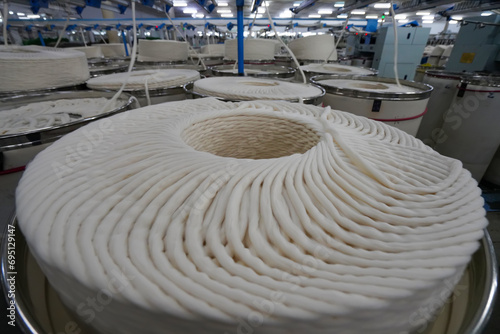 Obraz na płótnie The cotton slivers in the spinning workshop are in a spinning factory w salonie
