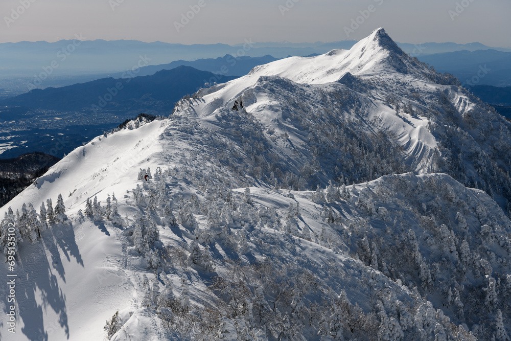 剣ヶ峰山から武尊山に向かう登山道から見た冬の剣ヶ峰山