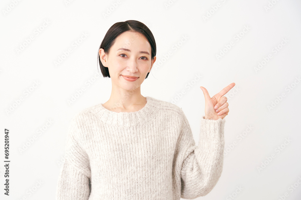 チェックサインをする中年女性　白背景