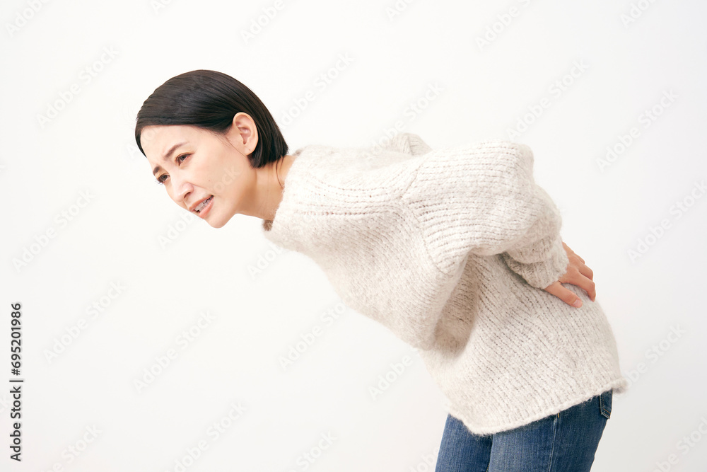 © siro46 - 腰痛の中年女性　白背景