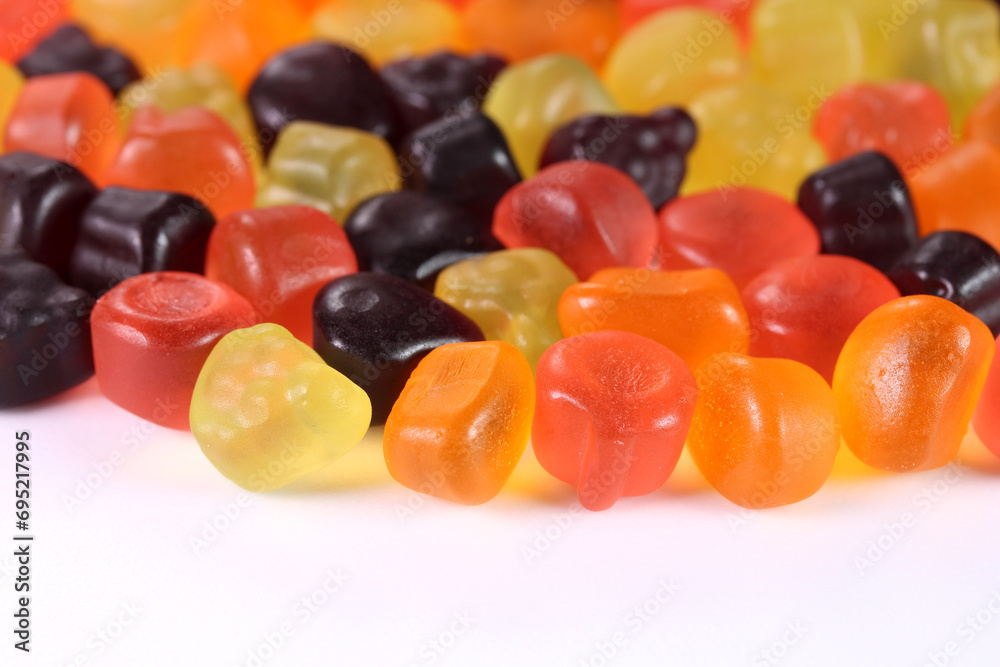 白背景のフルーツグミ