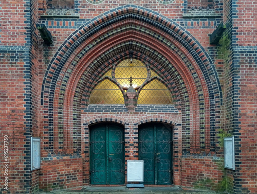 Portal einer historischen Kirche in der Altstadt von Lüneburg