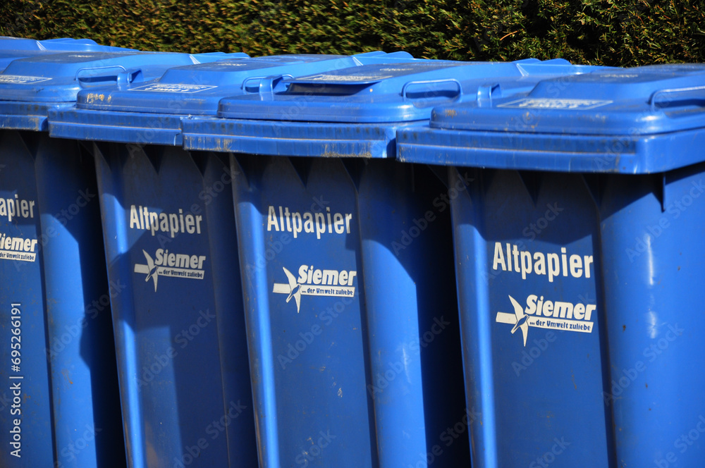 Blaue Tonne Altpapiertonne für die Abfallwirtschaft der Siemer