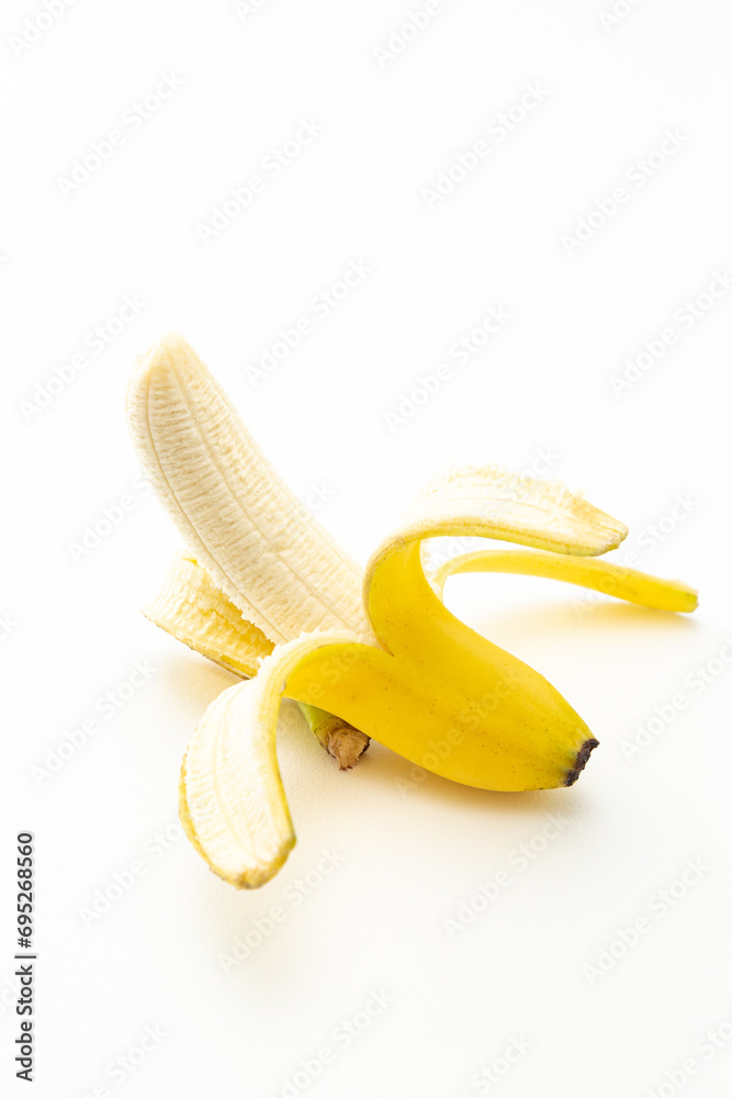 Obraz premium 白背景にバナナ