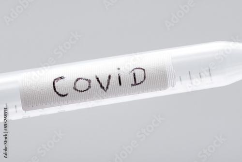 Napis covid na plastikowej próbce w laboratorium 