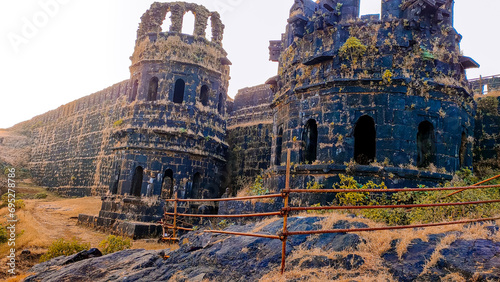 Foto fallen building architecture on the raigad fort in maharashtra in india