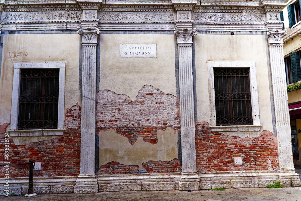 Φωτογραφία Close-up of brick wall with damaged plaster of square Campiello San Giovanni at City of Venice on a cloudy summer day