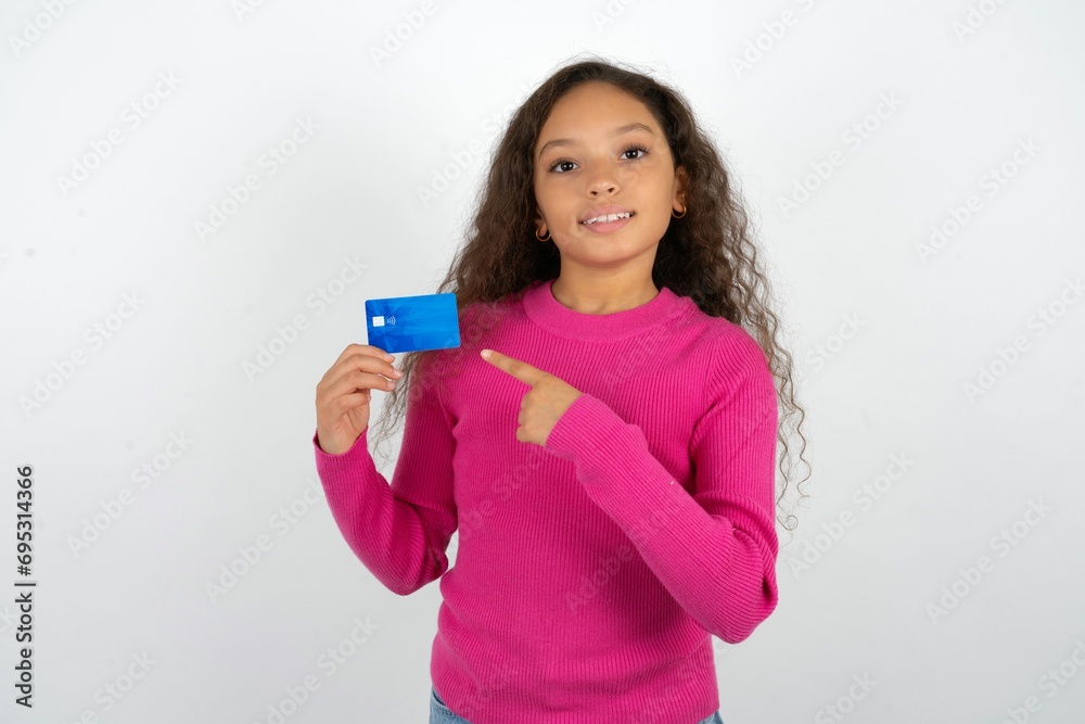 Naklejka premium Photo portrait of Young beautiful teen girl doing purchase with pointing finger credit bank card