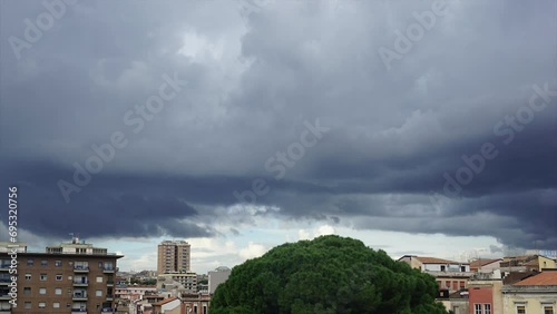 Nuvoloni neri che minacciano temporale sulla città di Catania photo